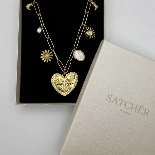 Collares Grandes y Maximalistas: Cómo Llevar la Tendencia Statement en tu Día a Día